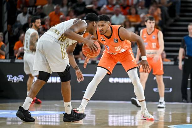 充满信心的 充满信心的